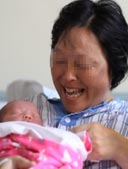 济南天伦医院专家探望刚刚出生的“天伦宝宝”