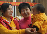 邓珍珠主任与宝宝妈妈交谈