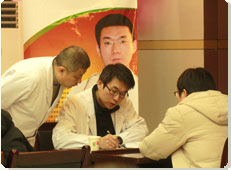 田龙博士和韩东主任联合会诊