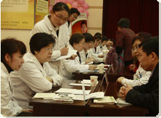 李克敏教授在为患者分析病情